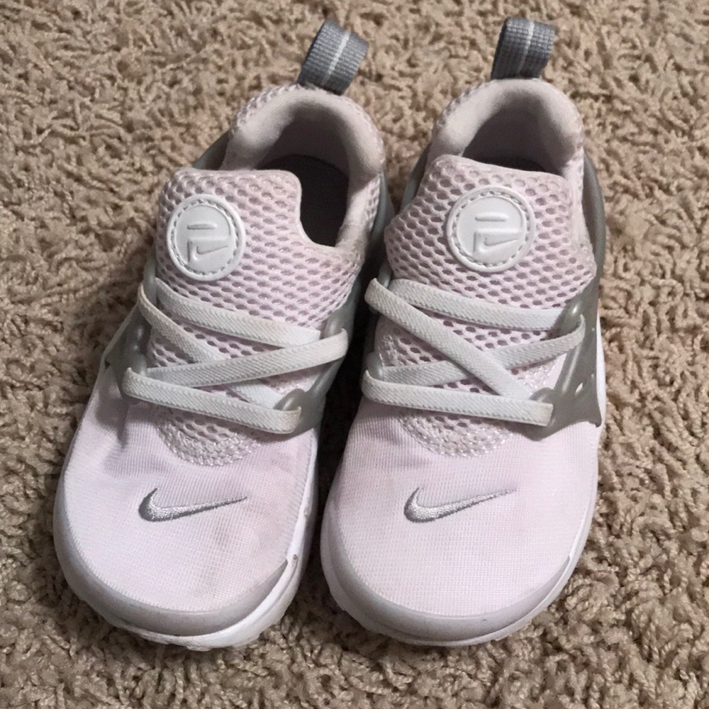 NIKE unisex white and grey prestos size 9